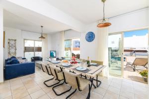 Χώρος καθιστικού στο Sunrise Bay Villa #4