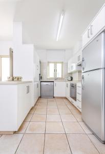 Η κουζίνα ή μικρή κουζίνα στο Sunrise Bay Villa #4 +8 φωτογραφίες