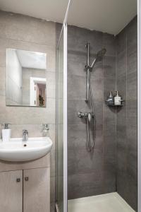 Koupelna v ubytování Modern Ensuite Rooms in Shared Apartment Near Balluta Bay Sliema Gzira