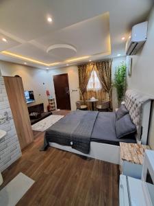 una camera da letto con un letto grande e un soggiorno di استوديو ريفي تنومة a Tanomah