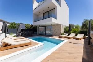Bazén v ubytování Luxury Villa Favela with heated pool nebo v jeho okolí