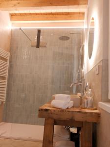 un baño con lavabo y espejo en Lakeview Jonny house on the roofs, en Lezzeno 74 fotos más
