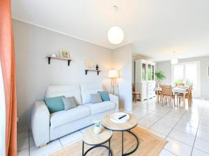 un soggiorno con un divano e un tavolo di Le Cocon Perché - Ambiance Pastel et Jardin Arboré a Cholet