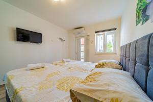 Rooms & Apartments Mirakul客房内的一张或多张床位