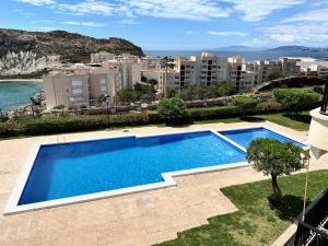 einen Pool mit Stadtblick in der Unterkunft Hornillo Vistas al Mar in Águilas