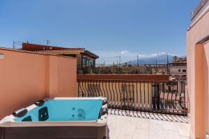 un jacuzzi en el balcón de un edificio en Ginevra Luxury Taormina by Wonderful Italy, en Taormina