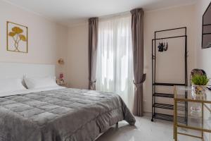 1 dormitorio con 1 cama grande y mesa de cristal en Ginevra Luxury Taormina by Wonderful Italy, en Taormina