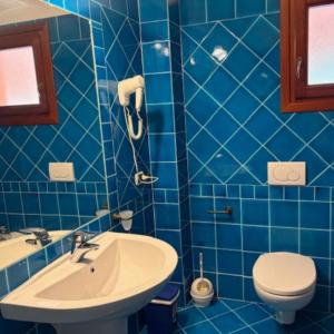 Ένα μπάνιο στο Marinella Residence +44 φωτογραφίες