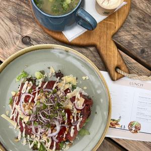 DoldersumにあるGrenzeloosのサラダ一杯とスープ一杯