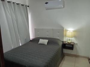 Postel nebo postele na pokoji v ubytování cr.arenalapartmets #2 hermoso lugar con parqueo