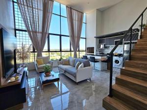 a living room with a couch and a table at Departamento de lujo tipo dúplex in Ciudad del Este