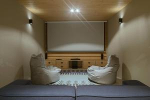a living room with a couch and a projection screen at Pasterska Chata in Kluszkowce