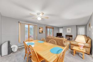 un soggiorno con un tavolo e un divano di Powder Pass 11J - Cozy End Unit Retreat a North Creek