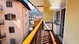Un balcón con vista a una ciudad en Casa Nelly by Ca-Sa Check, en Andalo