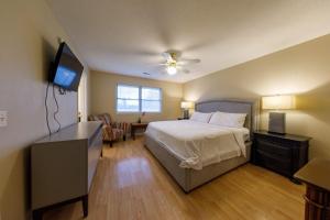 a bedroom with a bed and a flat screen tv at Cozy Retreat 3bdrm 2bath house with deck in Columbia