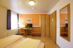 Postel nebo postele na pokoji v ubytování Hotel-Restaurant Gasthof Adler