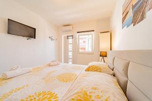 Rooms & Apartments Mirakul客房内的一张或多张床位