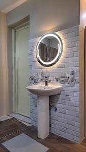 un bagno con lavandino e specchio di استوديو ريفي تنومة a Tanomah