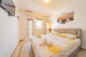 Rooms & Apartments Mirakul客房内的一张或多张床位