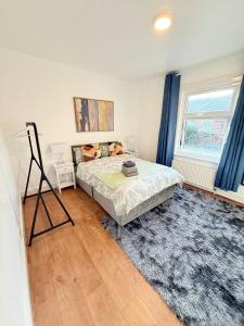 Postel nebo postele na pokoji v ubytování Cricklewood Broadway Guest Home