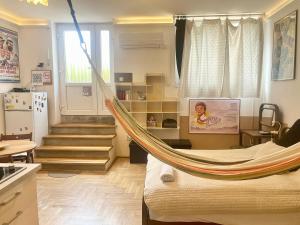 una stanza con amaca al centro di una stanza di Film Poster or Coffee Basement Apartman with terrace a Budapest Altre 30 foto