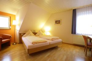 Postel nebo postele na pokoji v ubytování Hotel-Restaurant Gasthof Adler