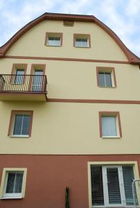 - Edificio con ventanas y balcón en Pension Villa Maria en Karlovy Vary