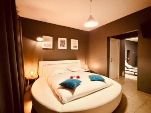 Postel nebo postele na pokoji v ubytování The Rose Suites