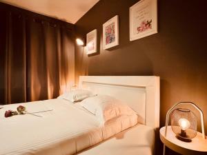 Postel nebo postele na pokoji v ubytování The Rose Suites