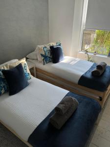 Postel nebo postele na pokoji v ubytování Luxury family-friendly Newquay beach house near Porth Beach perfect for surfing, walking, exploring
