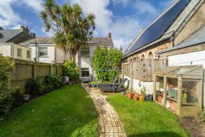Zahrada ubytování Luxury family-friendly Newquay beach house near Porth Beach perfect for surfing, walking, exploring