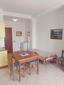 Habitación con mesa de madera y cama en A casa di Carolina, en Monti di Licciana Nardi