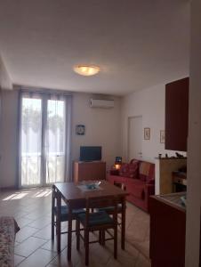 una sala de estar con una mesa y un sofá en A casa di Carolina, en Monti di Licciana Nardi