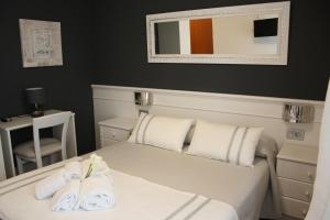 Postel nebo postele na pokoji v ubytování Hotel Herreros