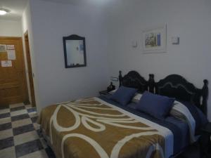 Кровать или кровати в номере Hostal Puerto Genovés