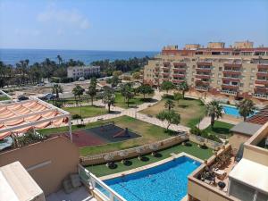 Una vista aérea de un complejo turístico con piscina. en Casa Helios - Precioso ático con sol, mar y relax, en Aguadulce