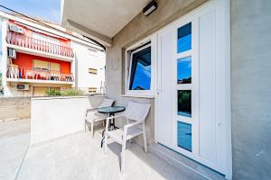 Rooms & Apartments Mirakul的阳台或露台