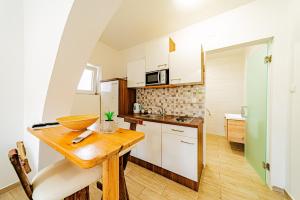 Rooms & Apartments Mirakul的厨房或小厨房