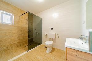 Rooms & Apartments Mirakul的一间浴室