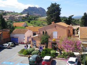 een klein stadje met auto's geparkeerd op een parkeerplaats bij Chez Catherine in Roquebrune-sur-Argens