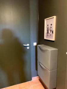 Cette chambre dispose d'un réfrigérateur et d'une photo murale. dans l'établissement Élégant appartement sur le Golf de Pont Royal, à Mallemort