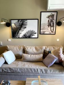 - un salon avec un canapé et un vélo sur le mur dans l'établissement Élégant appartement sur le Golf de Pont Royal, à Mallemort