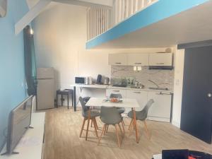 a kitchen and dining room with a table and chairs at Appartement cozy proche de toutes commodités in Gagny
