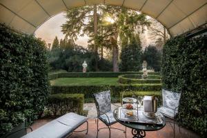 A garden outside Villa Franceschi Hotel & Resort