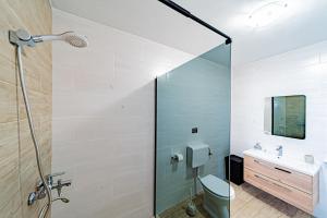 Rooms & Apartments Mirakul的一间浴室