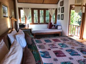 una camera da letto con un letto con una trapunta sopra di Bulun Buri Pai Resort a Pai