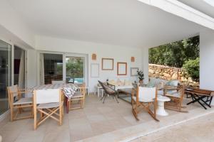 een eetkamer met een tafel en stoelen bij Villa Tres in Es Mercadal