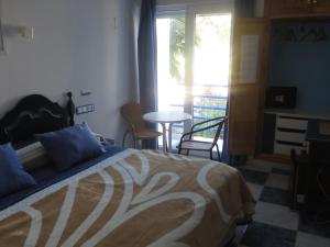 Кровать или кровати в номере Hostal Puerto Genovés