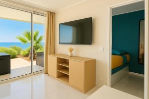 TV o dispositivi per l'intrattenimento presso Luxueux appartement - vue mer - piscine - free parking - Monaco