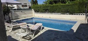 Bazén v ubytovaní Riumar 'Olivera', 340m to beach, private pool, On-Site-Service, dog beach alebo v jeho blízkosti